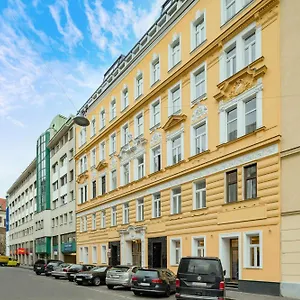 Western Celebrity Apartmanhotel
